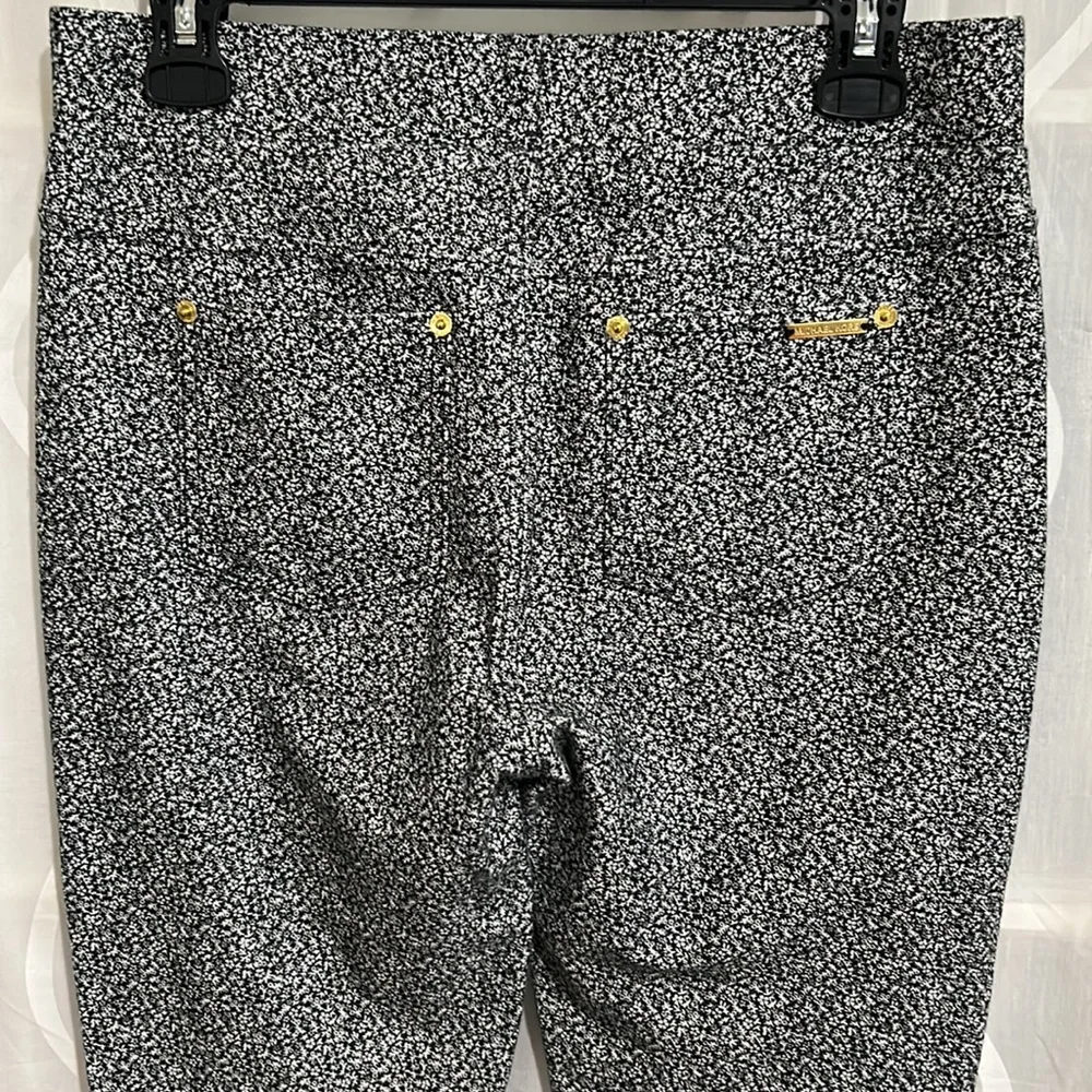 Michael Kors Black & White Floral Print Leggings, Size Medium - Picture 4 of 7